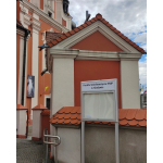Gablota parafialna z szyldem Gablota parafialna z szyldem